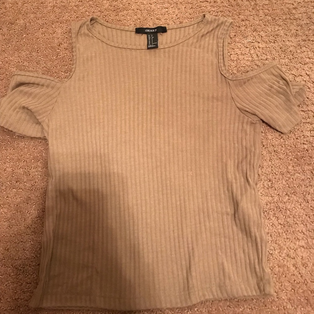 Cute forever 21 cut out shoulder top ❤️